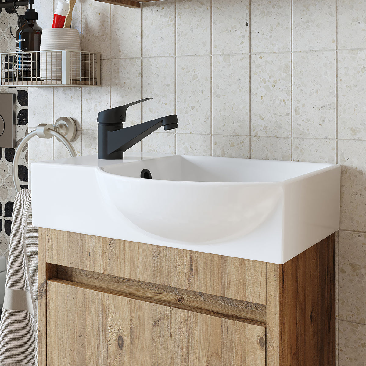 Waschtischarmatur in Schwarz am Waschbecken im modernen Badezimmer